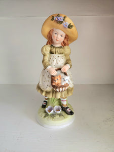 Holly Vintage HOLLY HOBBIE World Wide Arts 1973 Porcelain Bisque Doll FIGURINE Basket Kittens Cats Sun Hat Flowers Girl Figure HHF6 Mint Condition