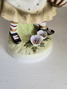 Holly Vintage HOLLY HOBBIE World Wide Arts 1973 Porcelain Bisque Doll FIGURINE Basket Kittens Cats Sun Hat Flowers Girl Figure HHF6 Mint Condition