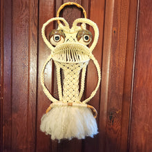 WHITE VINTAGE MACRAME' 22" FUZZY OWL WALL HANGING WOODEN ACCENTS BOHO